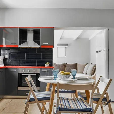 Beachside Apartment-pool-parking ハニア